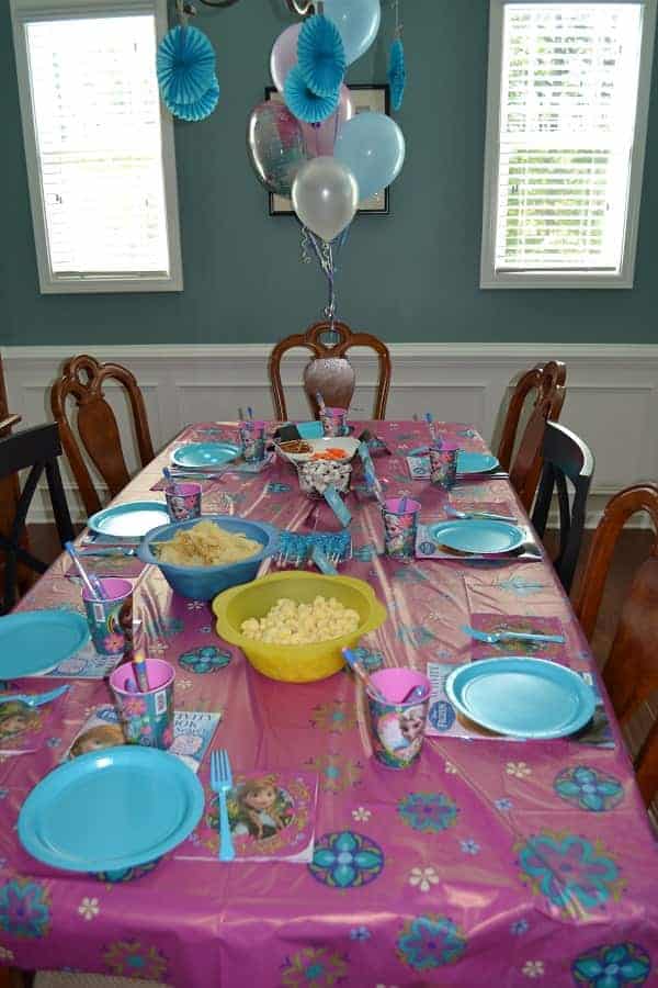 Setting up a Frozen Birthday Party Table