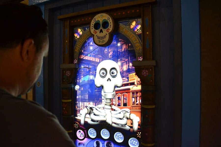 Mirror de Muertos in Epcot