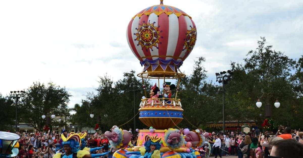 Mickey & Minnie Mouse in Parade