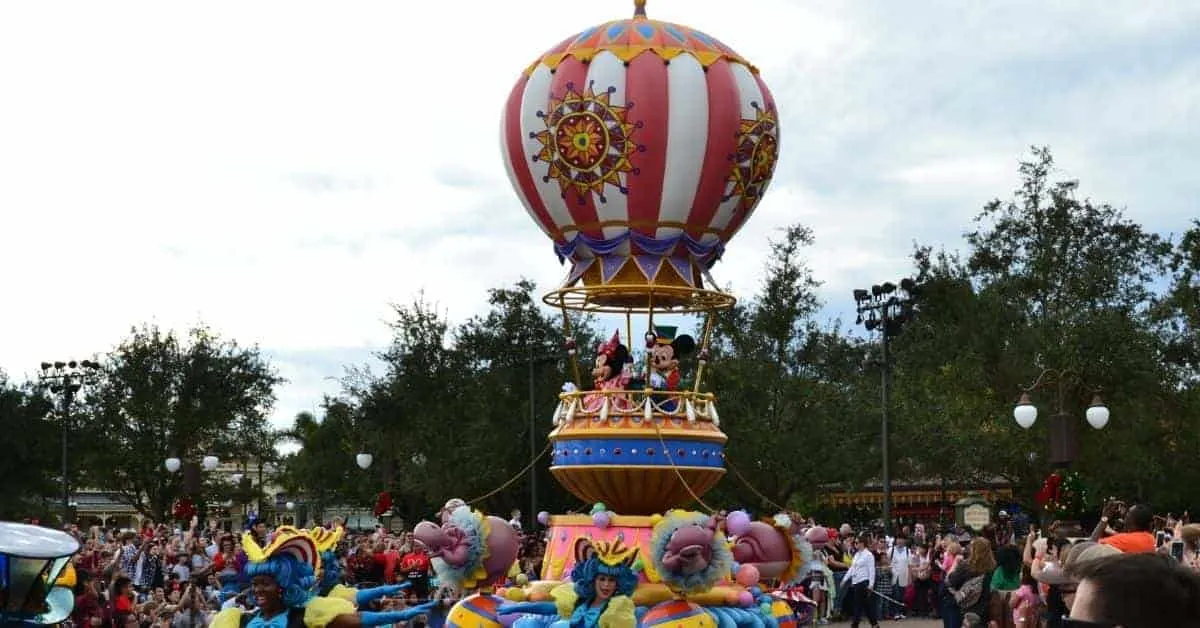 Mickey & Minnie Mouse in Parade