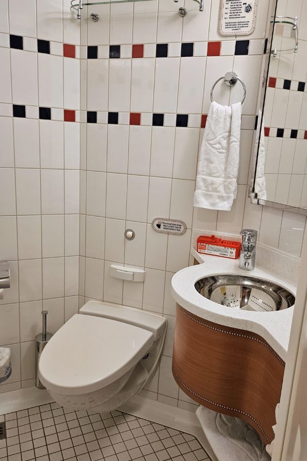 Disney Split Bath with Toilet & sink