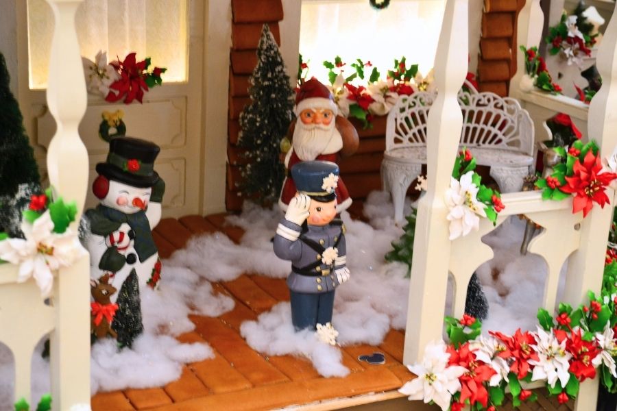 Details on the Gingerbread House