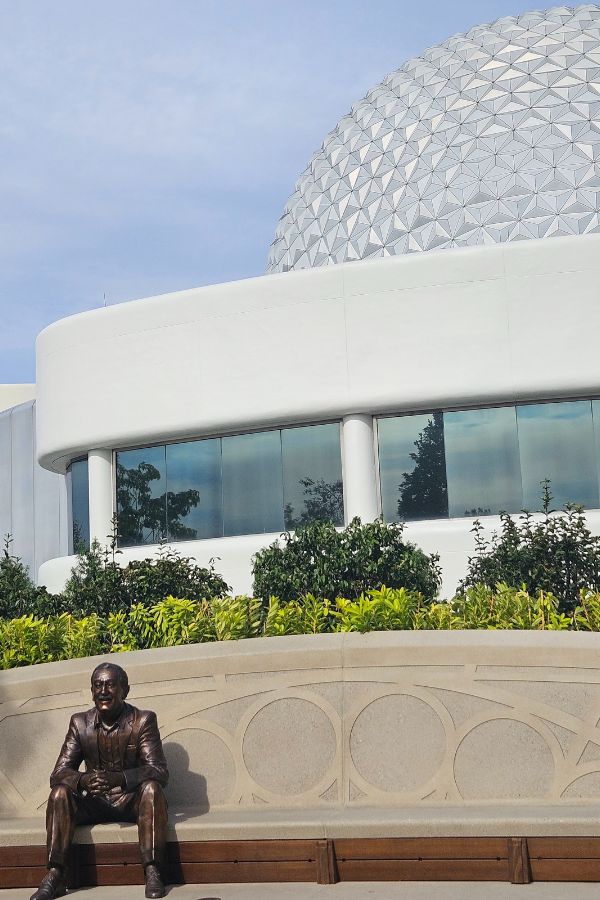 Walt Dreamer Statue